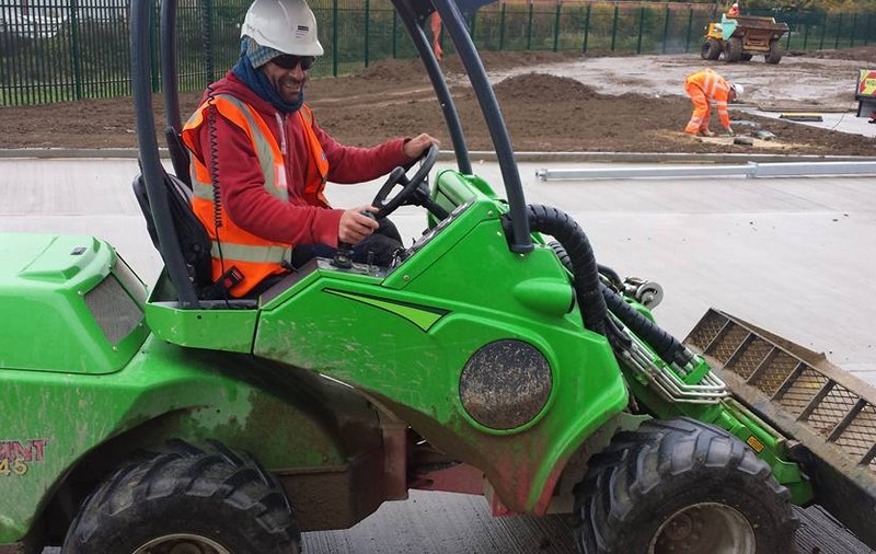 Muncitorul care îi ajută pe copiii săraci din Suceava. Vasile Bolohan lucrează în construcții în Anglia și a trăit pe străzi în copilărie
