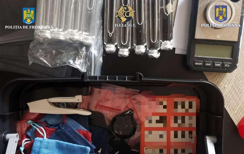 Un român a fost prins pe Aeroportul Otopeni cu droguri în bagajul de cală