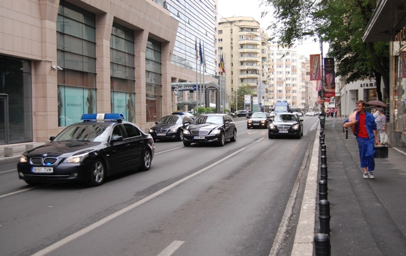 Escorta lui Băsescu şi Roll Royce-ul lui Adamescu i-au înnebunit pe spanioli!