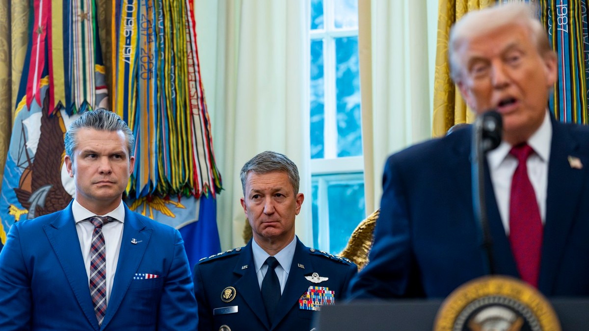 Donald Trump ține un discurs la Casa Albă însoțit de generalul Dan Caine (centru) și secretarul apărării Pete Hegseth (stânga) Foto: Profimedia