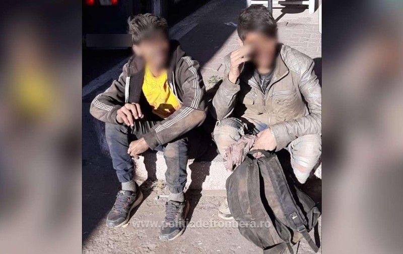 Doi tineri afgani, descoperiți la Vama Giurgiu în timp ce încercau să intre ilegal în țară. Erau ascunși într-un TIR românesc cu termopane