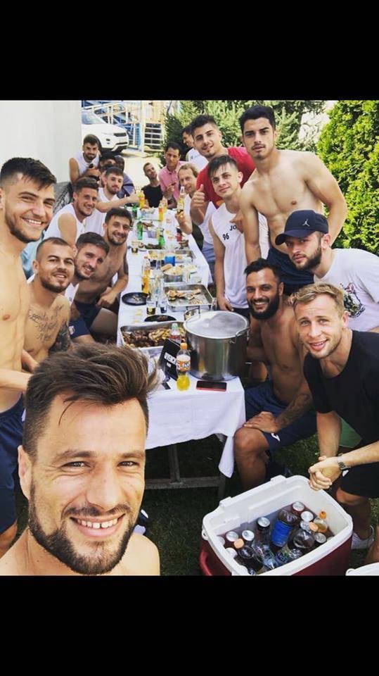 Denis Alibec a tras tava cu friptură în fața sa