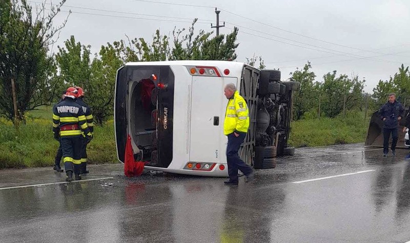 Prima imagine cu autocarul răsturnat. Foto: Direcția Regională de Drumuri și Poduri Buzău