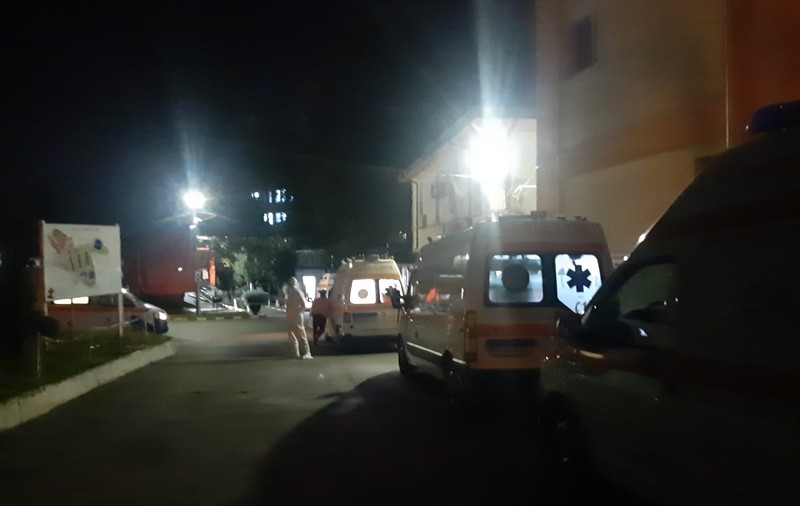 Pacienți consultați în ambulanțe, în fața spitalului de Boli Infecțioase din Iași, rămas fără locuri. „Lupta cu virusul a fost pierdută”