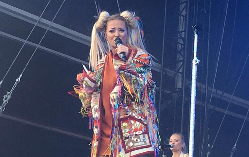 EXCLUSIV / Delia și Rihanna au stat de vorbă cinci minute la terminarea show-ului. Ce și-au spus divele