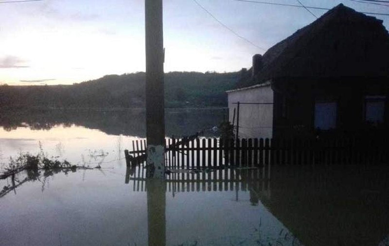 Aproape 50 de case inundate au fost evacuate la Boian, în Sibiu. Apa atinge şi un metru şi jumătate