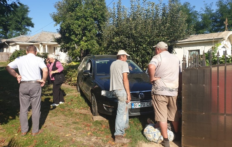 Un preot a coborât din propria mașină, dar a uitat s-o asigure. A fost lovit chiar de vehiculul lui!