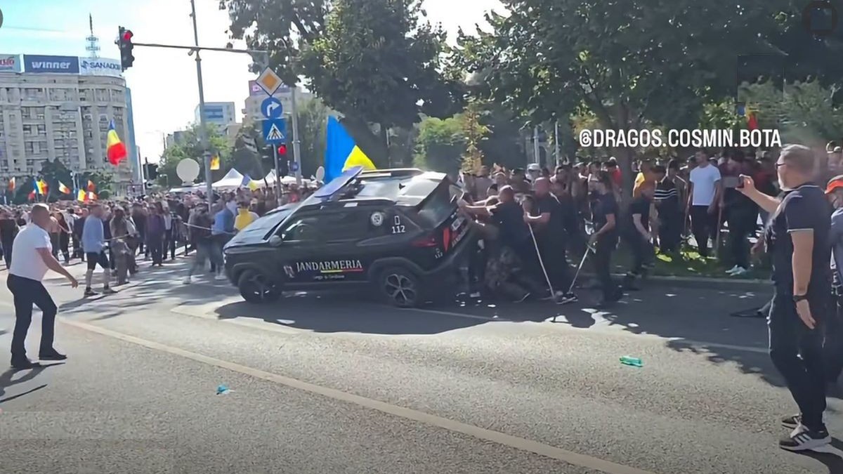 Dusterul Jandarmeriei, imposibil de răsturnat de 10 huligani de la mitingul oierilor. Foto: Instagram/ dragos.cosmin.bota