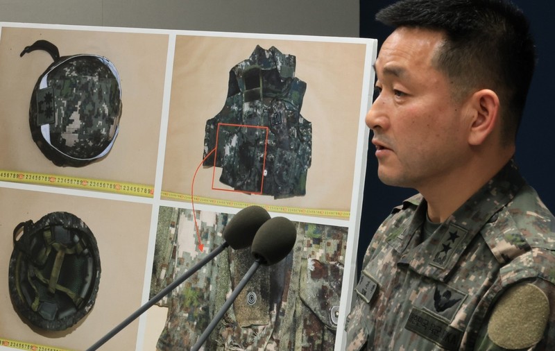 Generalul Yang Jin-hyuk prezintă rezultatelor investigației referitoare la minele nord-coreene explodate în zona demilitarizată Sursa foto: Profimedia