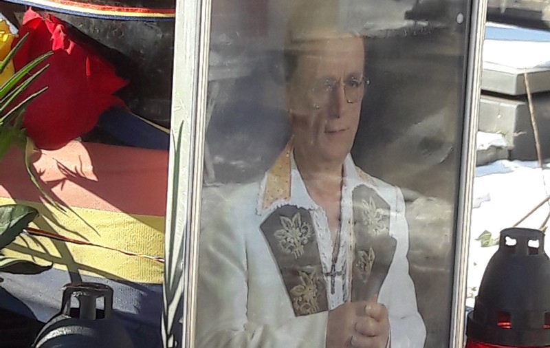 Colivă, pâine și circ. Ion Dolănescu ar fi împlinit 74 de ani, dar doar pretinsul lui fiu a trecut pe la cimitir