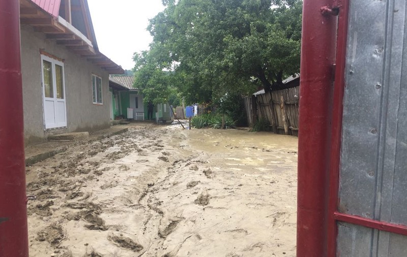 Pagubele produse de inundații după ploile torențiale de luni. Zeci de curți invadate de ape și peste 10.000 de oameni rămași fără curent electric