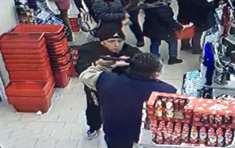 VIDEO | Un bărbat i-a pus pistolul la cap unui paznic dintr-un magazin din Timișoara. „Te omor, te împușc”