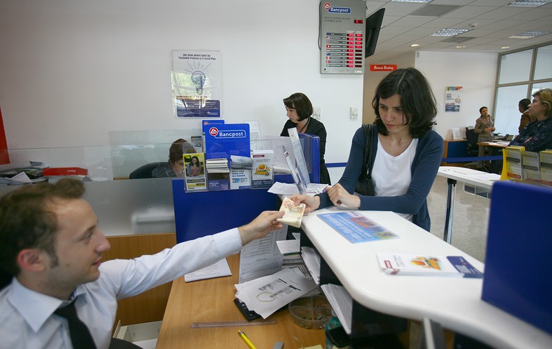 Bancpost dispare de la 3 ianuarie. Ce trebuie să știe cei care au carduri sau conturi la această instituție