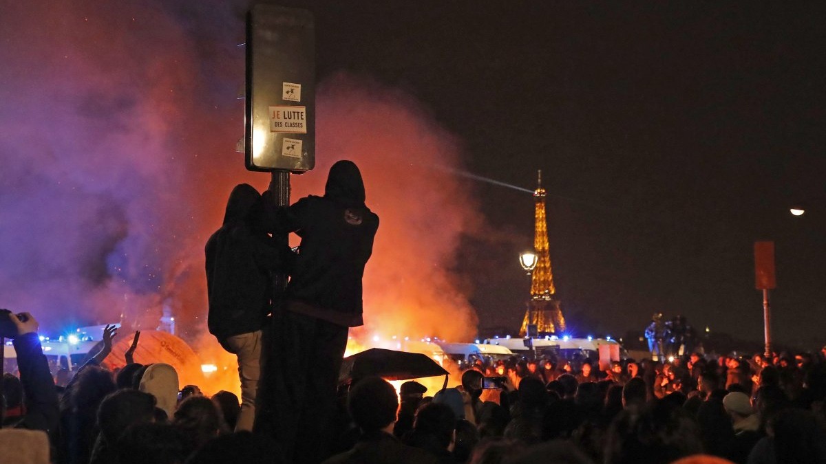 Protest în fața Parlamentului francez împotriva legii privind reforma pensiilor, Paris, 17 martie 2023. Foto: EPA