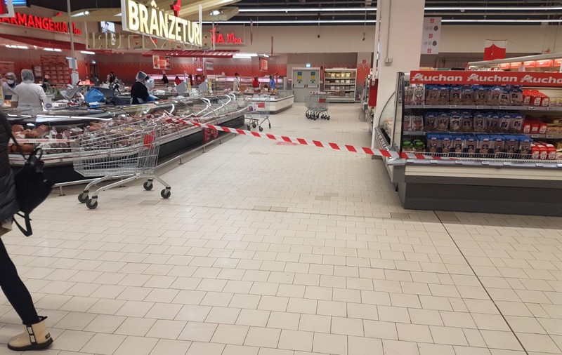 ANPC cere închiderea a patru magazine Auchan din București. Produse expirate și mizerie, printre nereguli