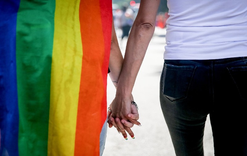 Sunt românii pregătiți pentru recunoașterea cuplurilor de același sex? Un sondaj INSCOP a aflat răspunsul