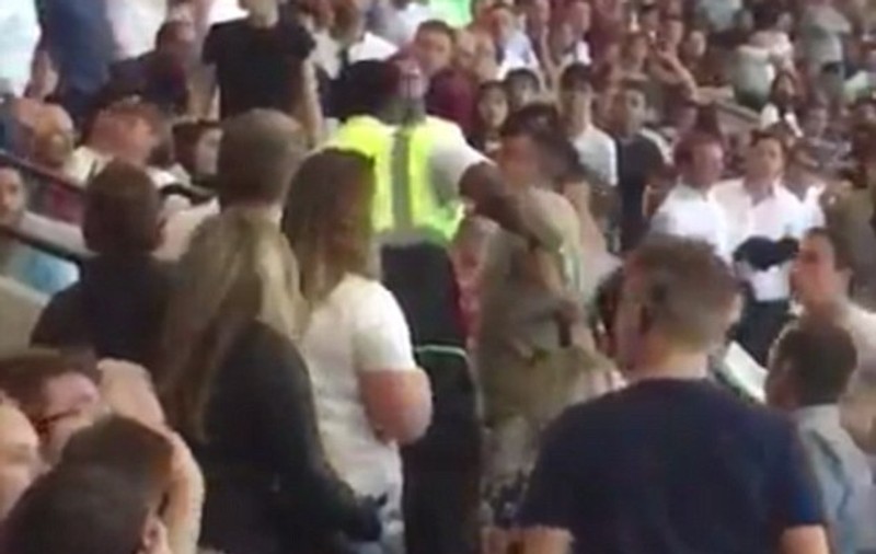 Suporter bătut cu bestialitate în tribună la West Ham – Astra. Bărbatul lovit de mai multe ori ar fi român | VIDEO