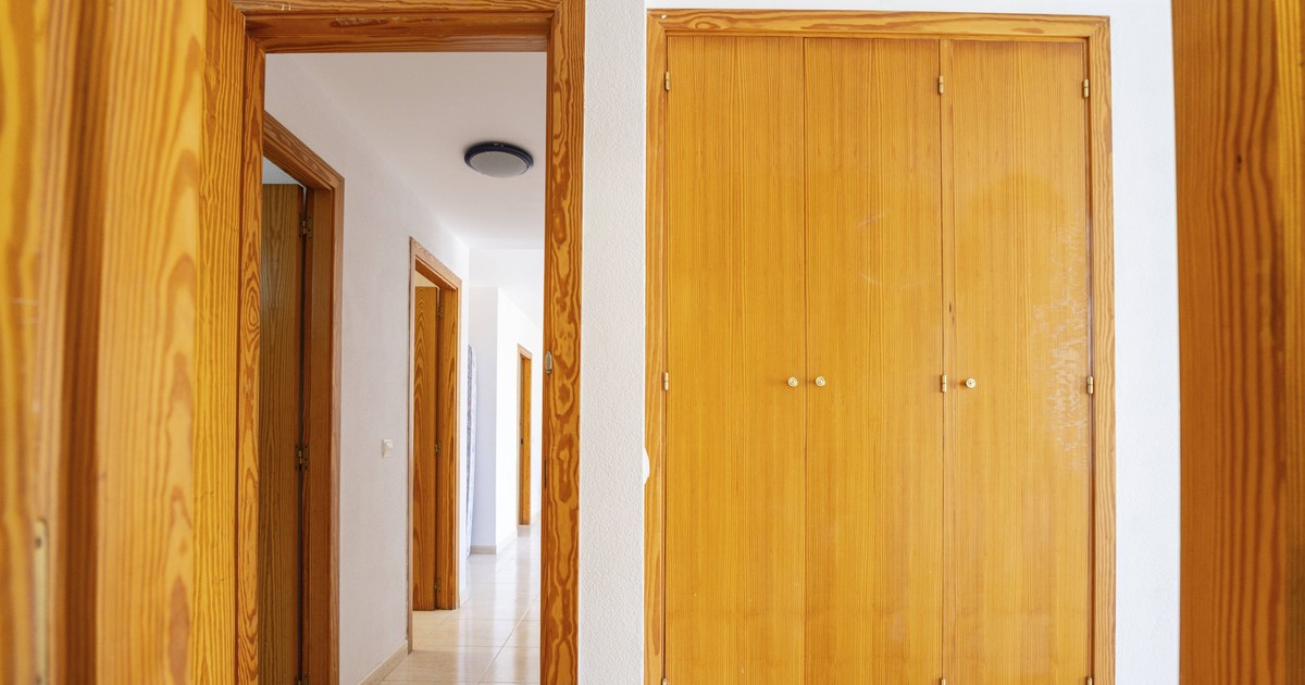 Interiorul unui apartament, cu uși din lemn.