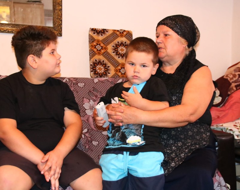 EXCLUSIV/ Bunica Tania trebuie să crească doi nepoței cu o pensie de 900 de lei. Fiica ei a murit, ginerele s-a sinucis și copiii lor i-au rămas în grijă