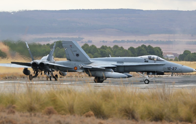 7 avioane F-18, 3 elicoptere și 200 de militari spanioli vin în România pentru a apăra flancul estic al NATO. Vor avea dreptul de a doborî drone