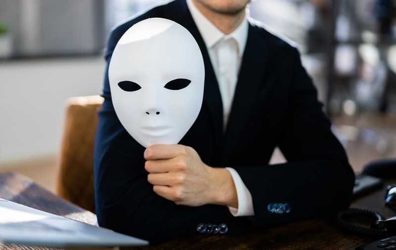 Cum recunoști o fraudă cu deepfake: ce s-a schimbat în 2026 și cum se apără băncile