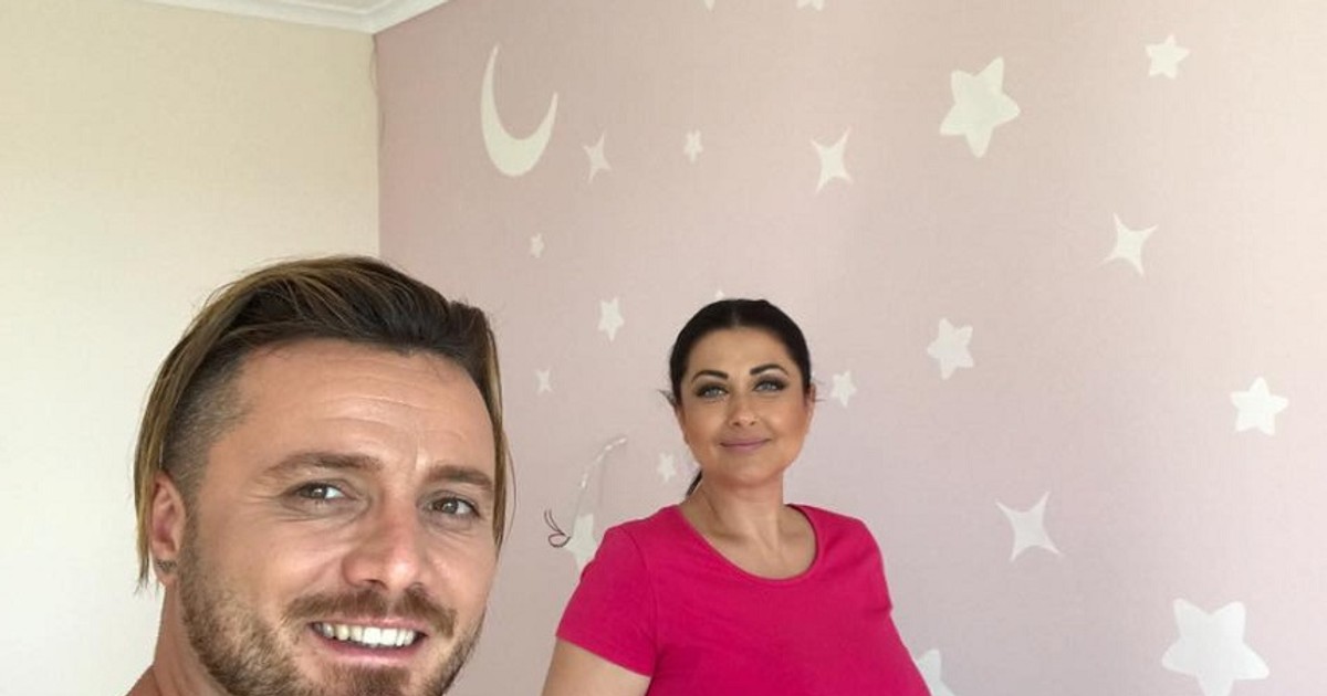 Gabriela Cristea şi Tavi Clonda au pregătit camera bebeluşului. Cum arată pereţii