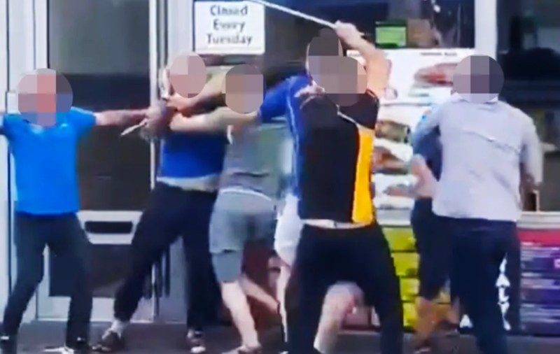 Bătaie sângeroasă cu săbii și cuțite pe o stradă din Marea Britanie: șapte bărbați, trimiși în judecată