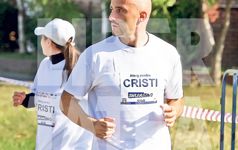 Călin Goia a fugit cu spatele 1 km! Liderul trupei Voltaj s-a alăturat sutelor de oameni care au alergat ieri dimineaţă la CROsinverS pentru a ajuta trei copii foarte bolnavi