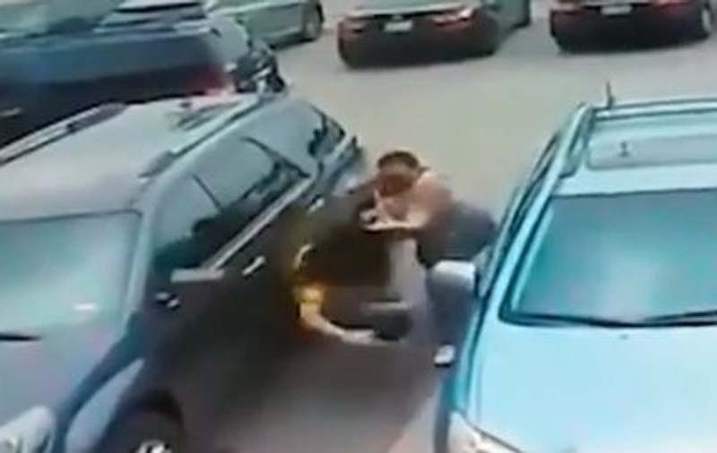 VIDEO | O femeie și un bărbat s-au luat la bătaie într-o parcare. De la ce a pornit scandalul