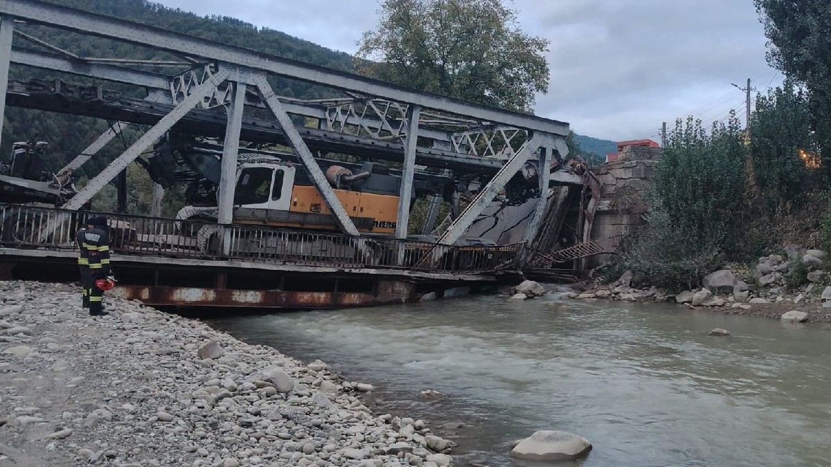 Un pod de fier, aflat peste un rau din Bacau, a fost distrus de un TIR