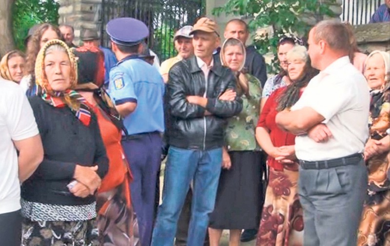 Un preot e acuzat că pipăie fetele în timpul spovedaniei