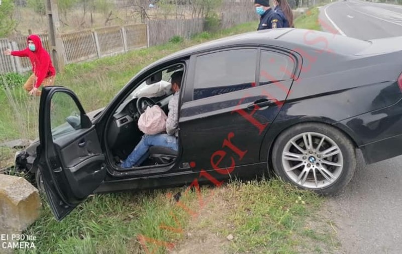 VIDEO | Un tânăr din Mehedinți a intrat cu mașina într-un cap de pod, în timp ce vorbea la telefon