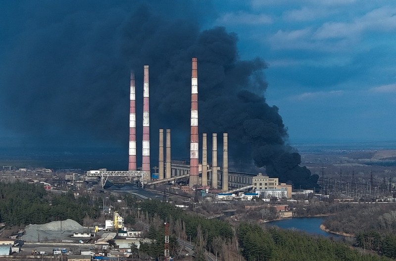 Fumul se ridică deasupra centralei termice de la Luhansk după bombardamentul militanților pro-ruși în apropiere de micul oraș Schastye din zona Luhansk, Ucraina, 22 februarie 2022.