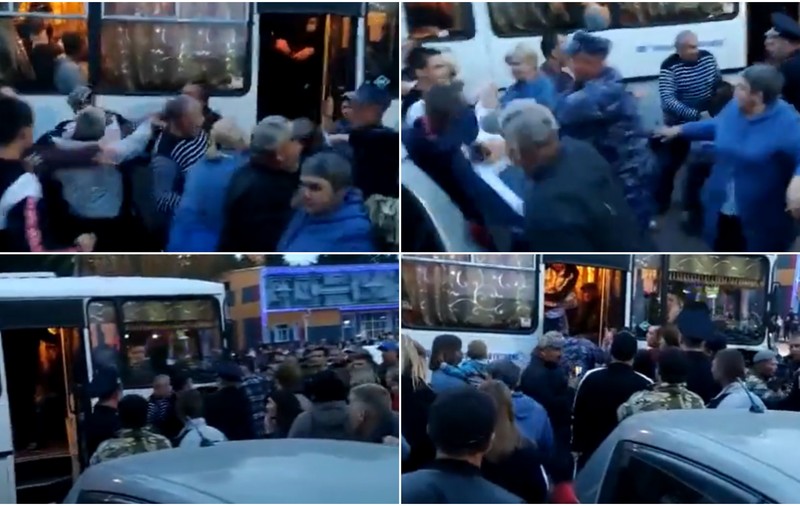 Rușii din Omsk chemați la mobilizare s-au luat la bătaie cu polițiștii care voiau să-i urce în autobuze - VIDEO
