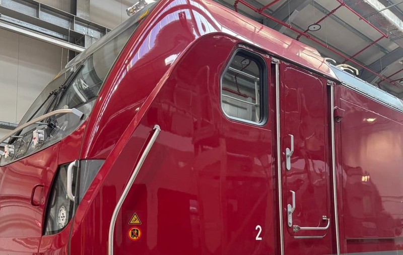 Prima locomotivă electrică nouă a ajuns la Autoritatea pentru Reformă Feroviară: Poate atinge 200 km/h