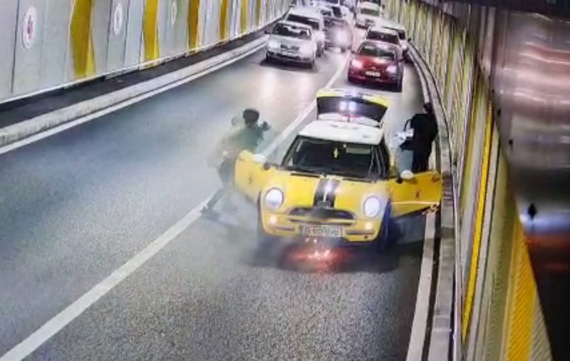 Momentul în care mașina a luat foc în Pasajul Unirii, surprins de camera de supraveghere. VIDEO