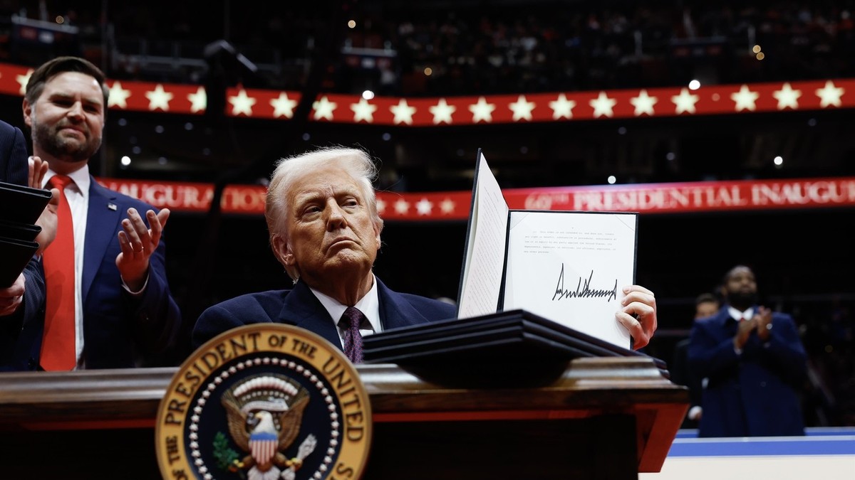 Donald Trump semnează ordine executive la Capital One Arena din Washington D.C. Foto: Profimedia