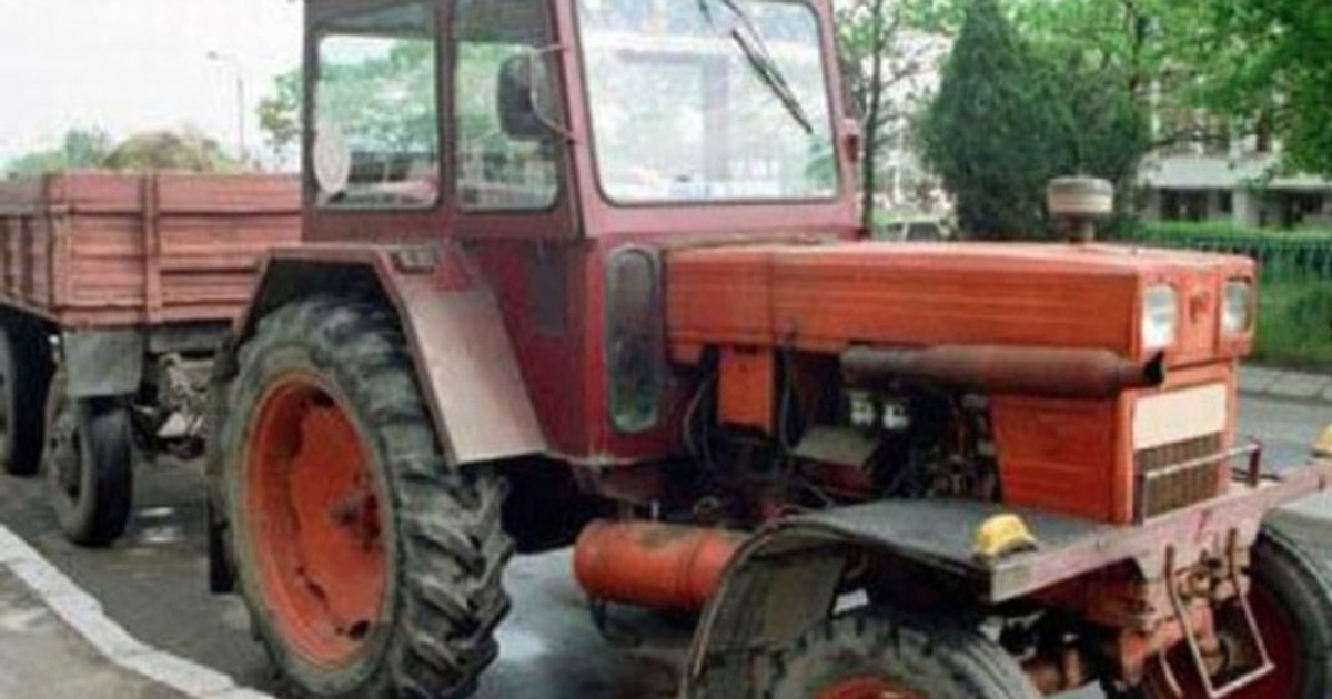 O fetiță de doi ani a murit călcată de tractor, în Neamț. A fost prinsă sub remorcă