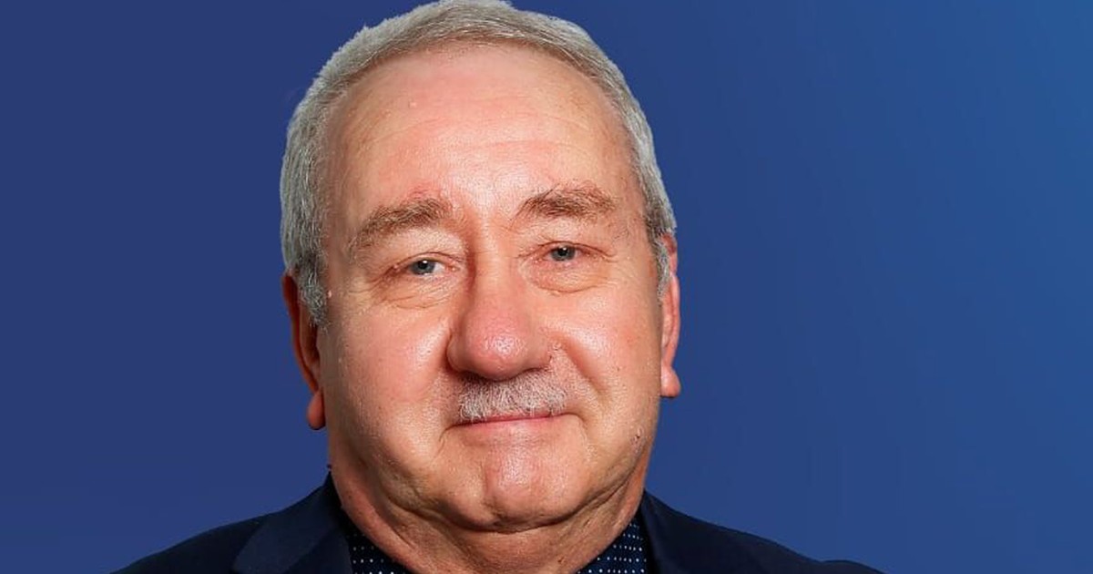 Portretul lui Beazit Ali îmbrăcat într-o cămașă neagră.