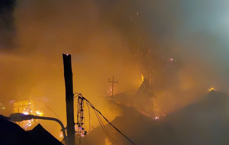 Incendiu puternic într-o zonă de case din București. Două clădiri au fost cuprinse de flăcări
