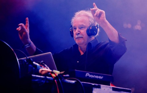 Cine e Giorgio Moroder, compozitorul care a scris cel mai frumos imn al unui Campionat Mondial de fotbal. A compus și muzica pentru Top Gun
