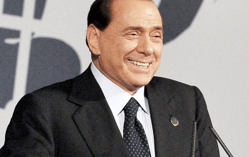 Berlusconi voia să vadă două femei lingându-se
