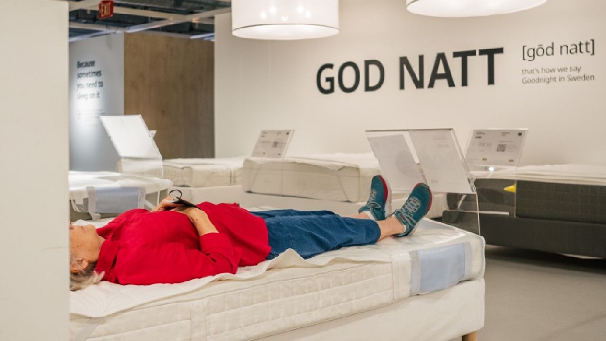 O femeie a adormit pe un pat dintr-un magazin Ikea. Foto cu caracter ilustrativ: Getty
