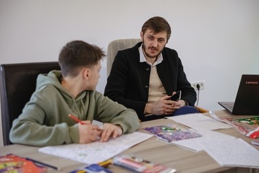Părintele Vasile din Chișinău ajută cu traducerea la centrul din Posești.
