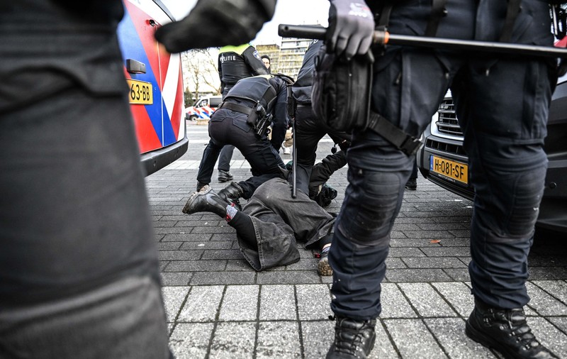 Un tânăr care a împușcat mortal trei bărbați la Rotterdam, arestat de poliția olandeză. Victimele au fost „alese la întâmplare”