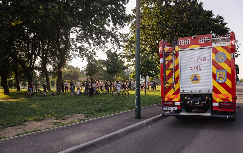 Vestea bună dintr-o zi grea pentru Constanța: pompierii au salvat un pisoi cățărător neidentificat dintr-un stejar, în aplauzele a sute de copii FOTO VIDEO