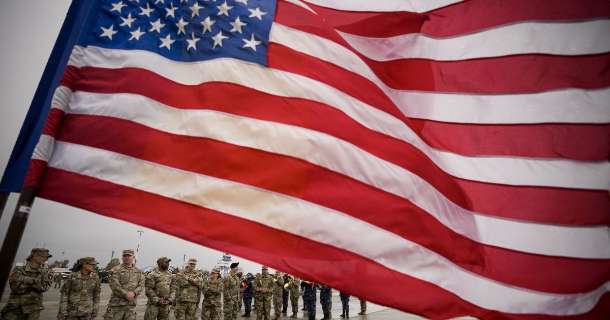 Militari americani participă la ceremonia de transfer de autoritate între militarii detașamentului de luptă al Brigăzii 2 'Strike' și cei ai detașamentului din cadrul Brigăzii 1 'Bastogne', ambele din cadrul Diviziei 101 a Armatei SUA, la Baza 57 Aeriană Mihail Kogălniceanu, județul Constanța, 31 martie 2023