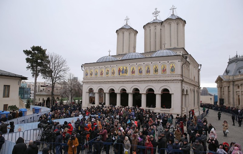 Ortodocșii prăznuiesc Boboteaza. Credincioșii au stat la coadă cu orele pentru agheasmă la Patriarhie