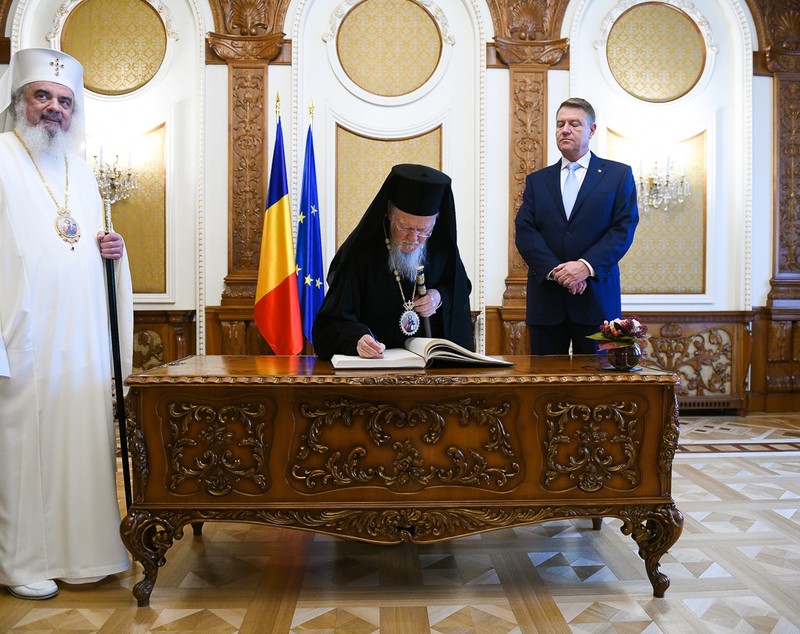 Patriarhul Daniel și Patriarhul Ecumenic Bartolomeu, primiți la Palatul Cotroceni. Klaus Iohannis nu participă la sfințirea Catedralei Mântuirii Neamului