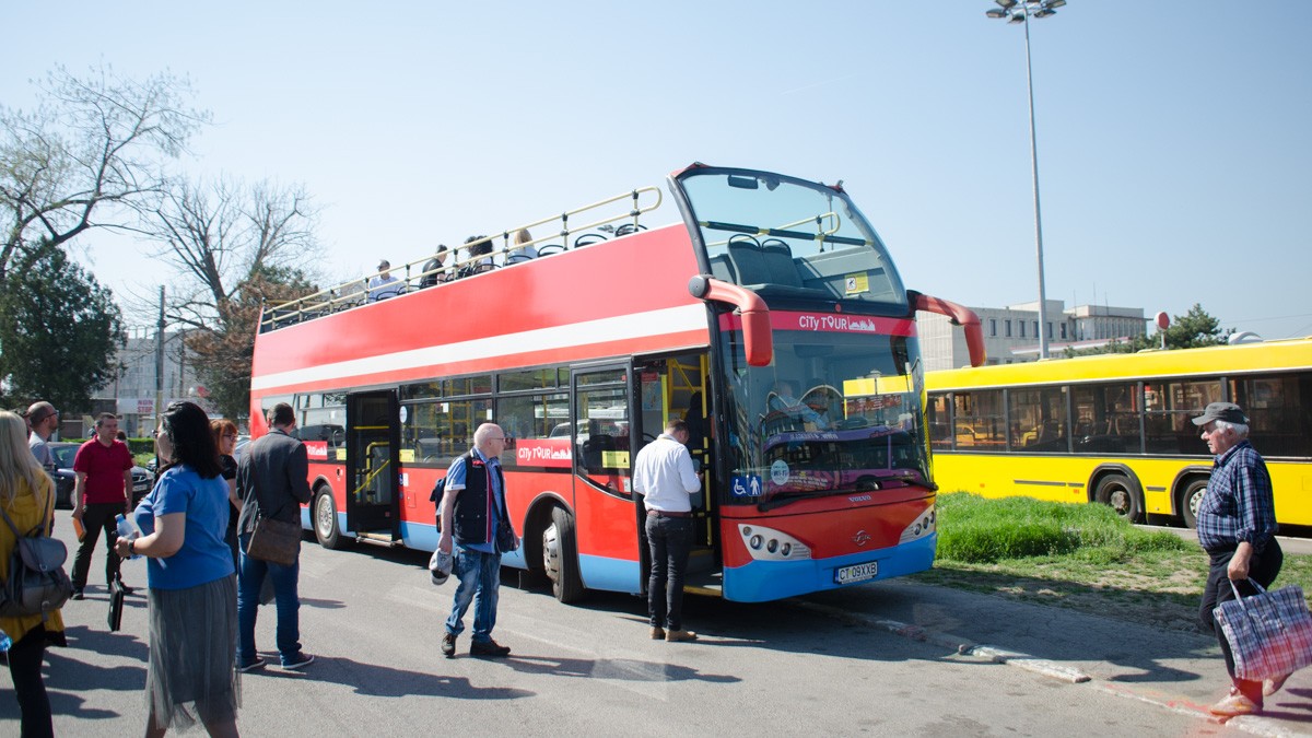 Turiștii care ajung pe litoral de 1 Mai sau în sezon pot vizita punctele de atracție turistică în autobuzul etajat